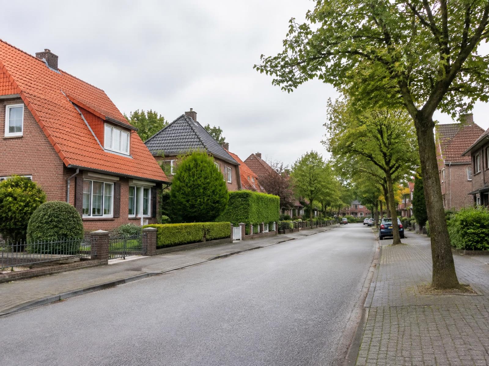 Wohnstraße mit typischen Häusern in der Region Osnabrück